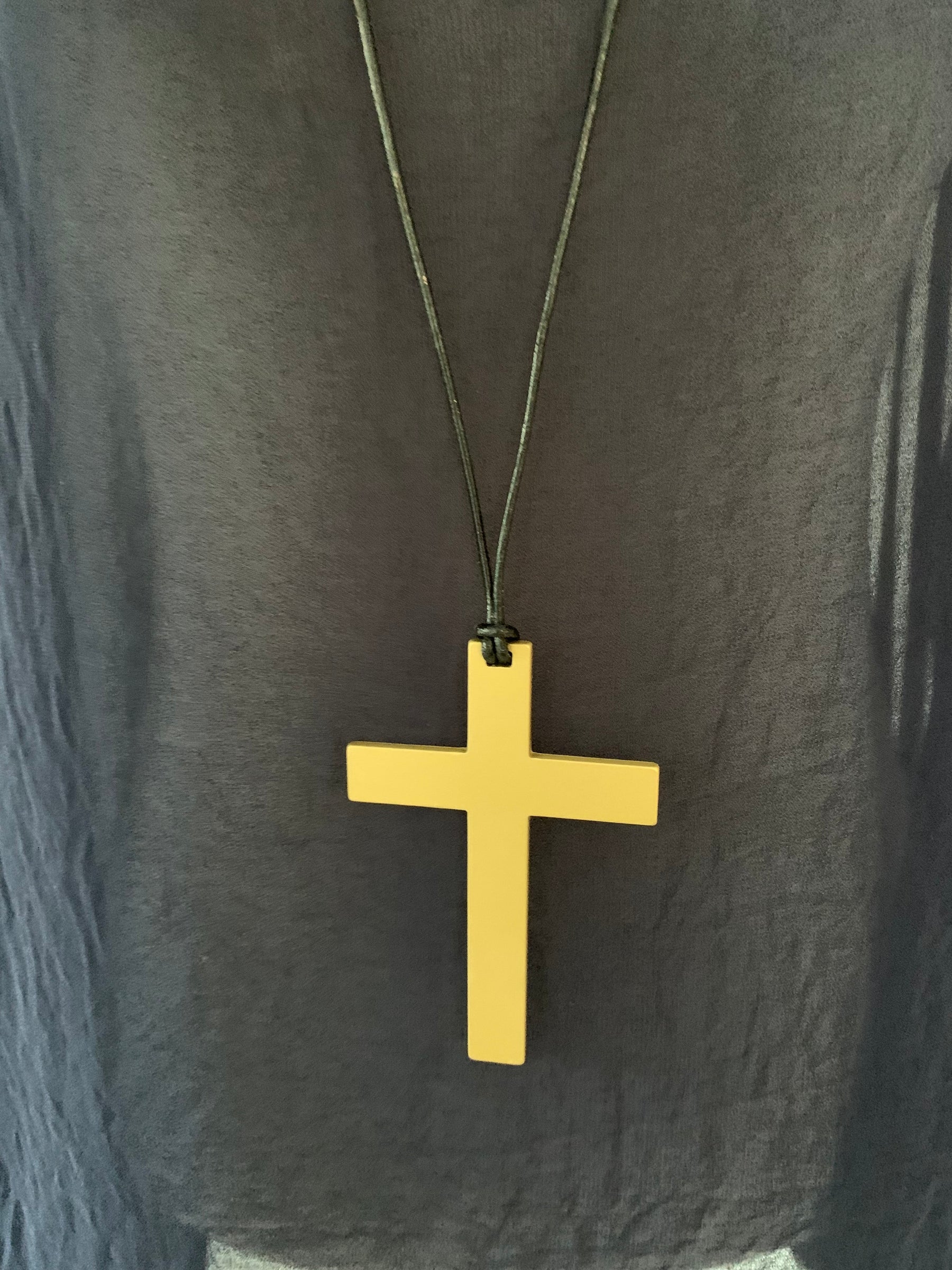 Cross Pendant with Diamonds in Yellow Gold | KLENOTA