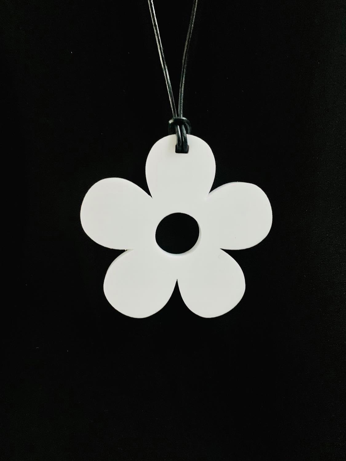 Small White Solid Daisy Necklace