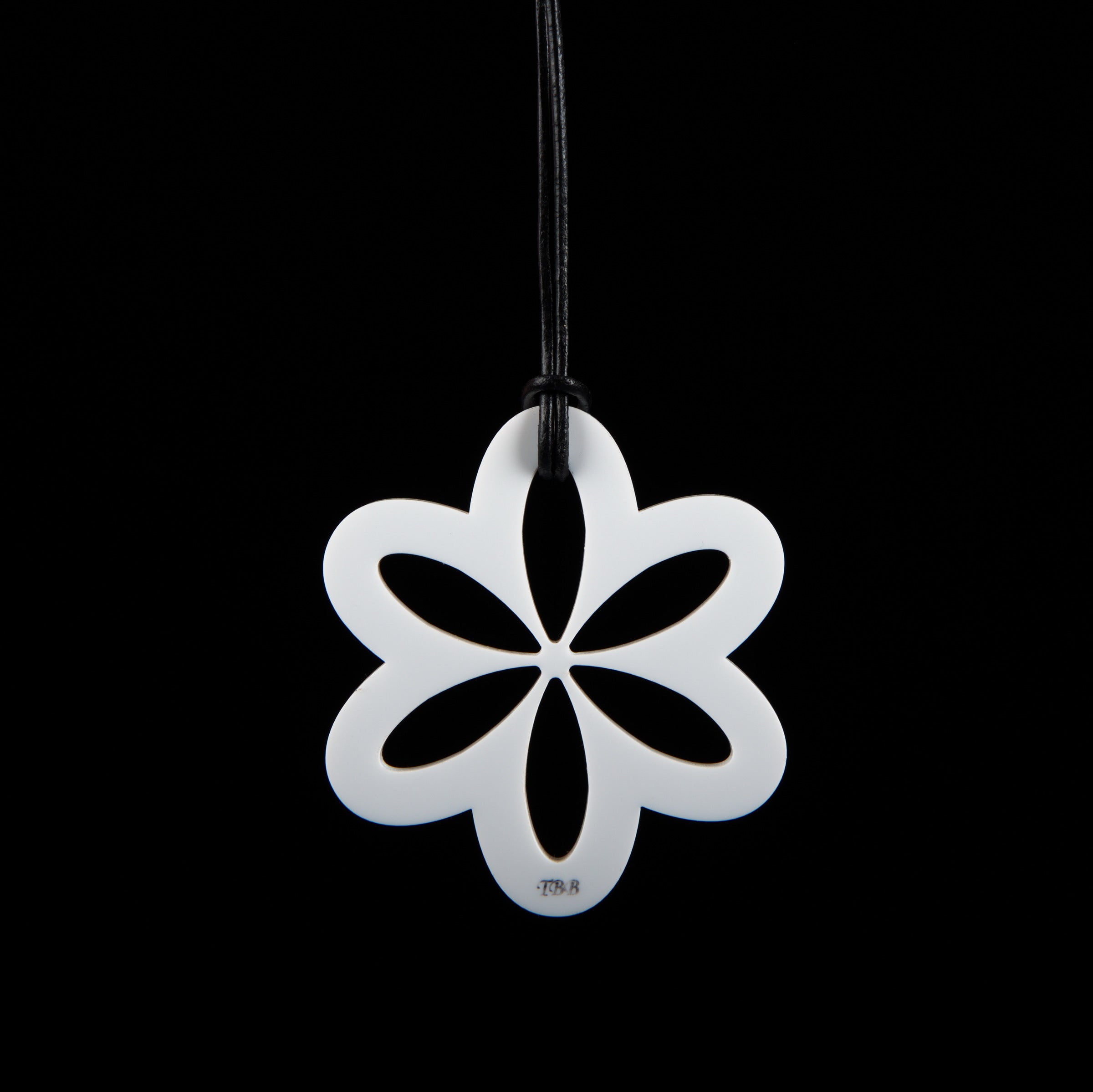 Large White Daisy Necklace