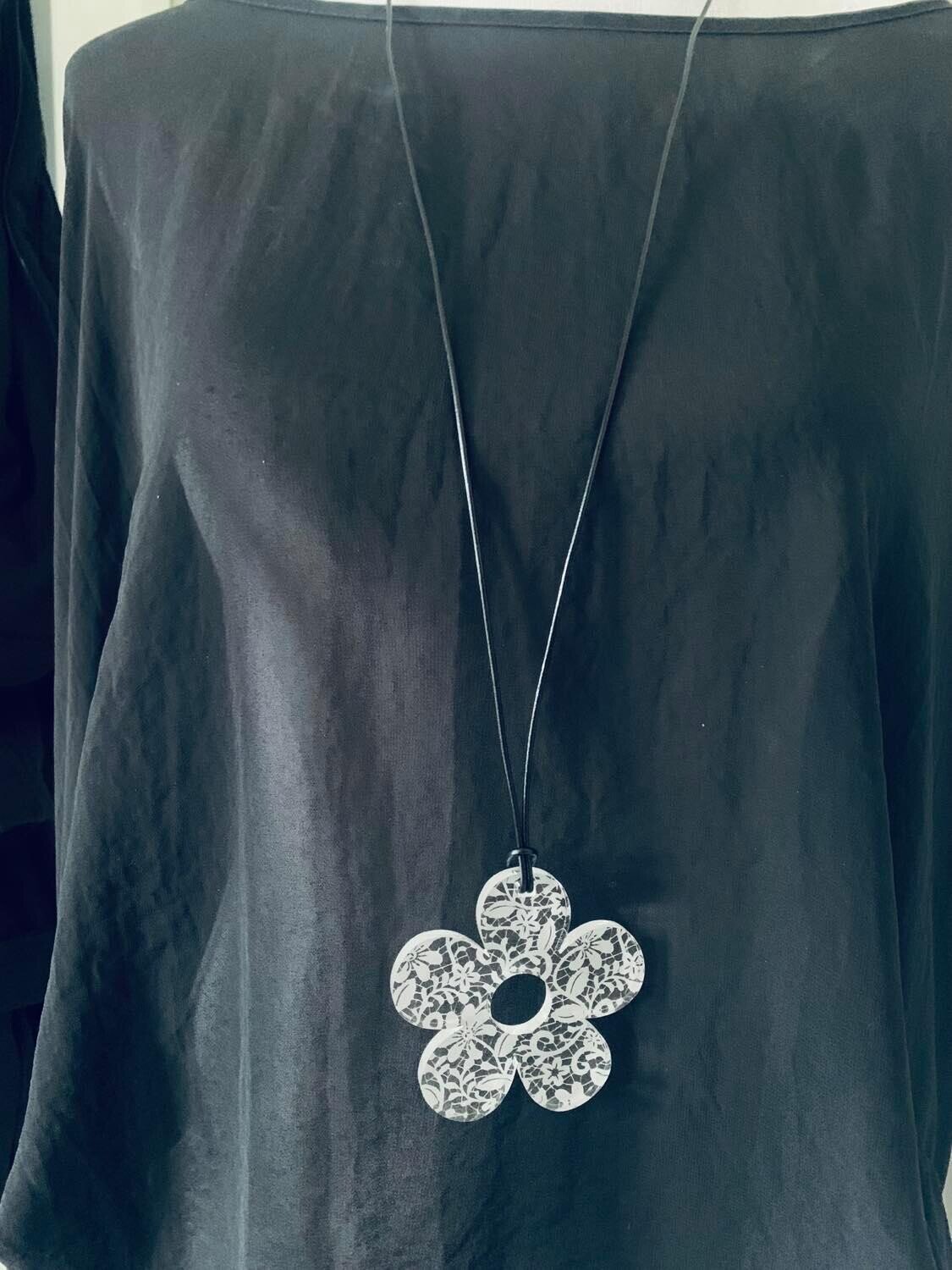 Small Solid Clear Lace Etched Daisy Necklace